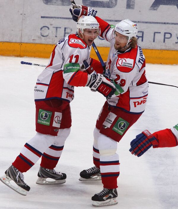 Хоккеисты Локомотива Александр Галимов (слева) и Даниэль Тьернквист