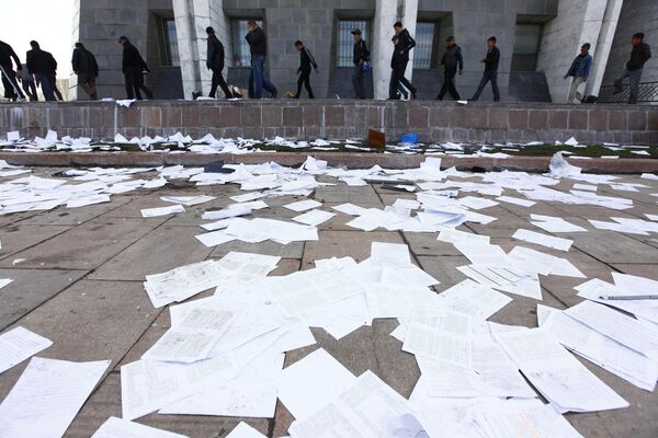 КС Киргизии считает ошибкой приостановку его работы новыми властями