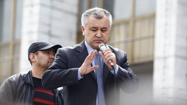 Омурбек Текебаев на площади перед Домом правительства. 8 апреля 2010 года
