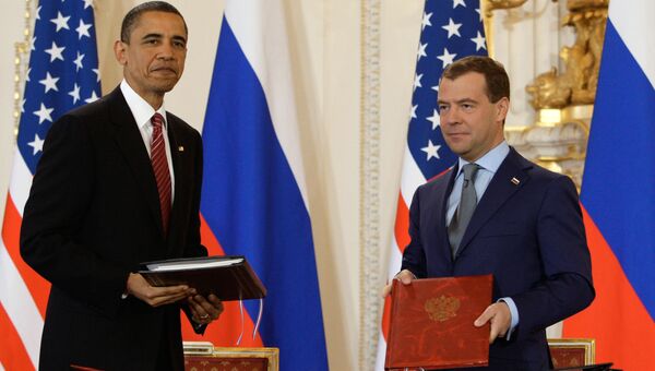 8 апреля 2010 года. Президент России Дмитрий Медведев и президент США Барак Обама (справа налево) во время церемонии подписания Договора о мерах по дальнейшему сокращению и ограничению стратегических наступательных вооружений (СНВ). Архивное фото