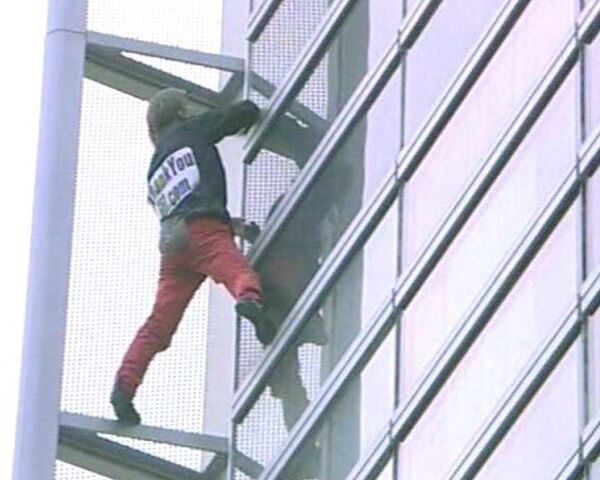 Человек-паук покорил небоскреб в деловом районе Парижа