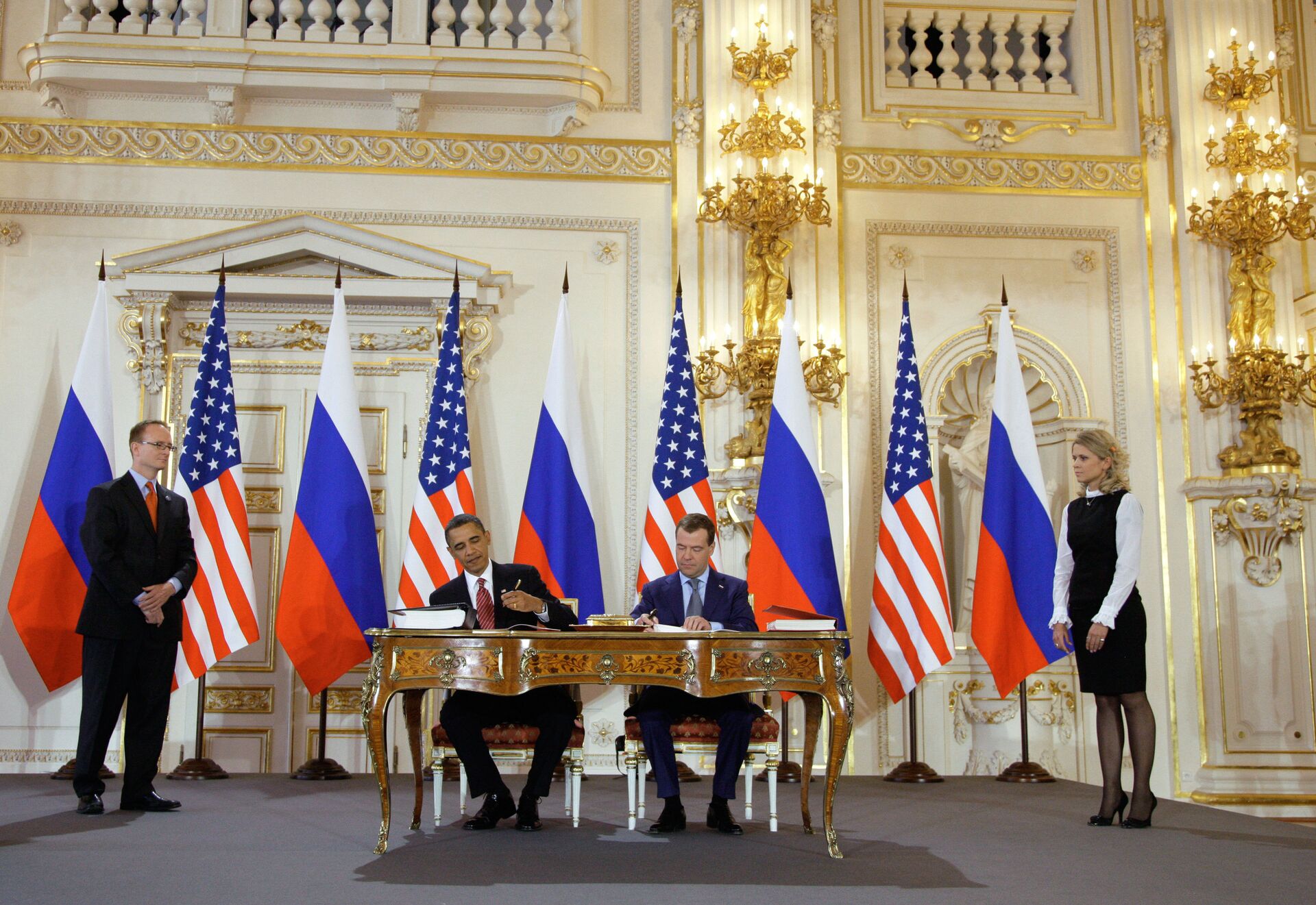 Прага подписание договора снв 3. Обама Медведев СНВ-3. СНВ 2010. СНВ-III. Обама и Медведев СНВ подписание.
