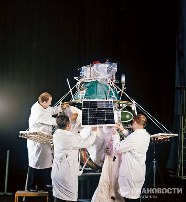Подготовка спутника Интеркосмос -1 к запуску