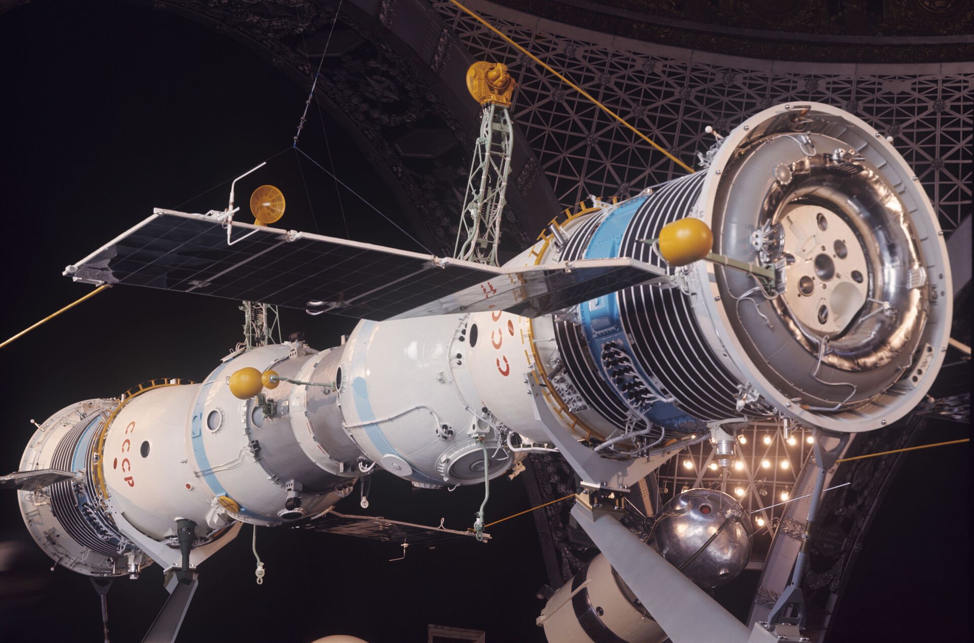 Первая космическая станция салют 1. Салют-1 орбитальная станция. Орбитальная Космическая станция салют. Первая орбитальная станция салют 1971. Пилотируемая орбитальная станция «салют-1».