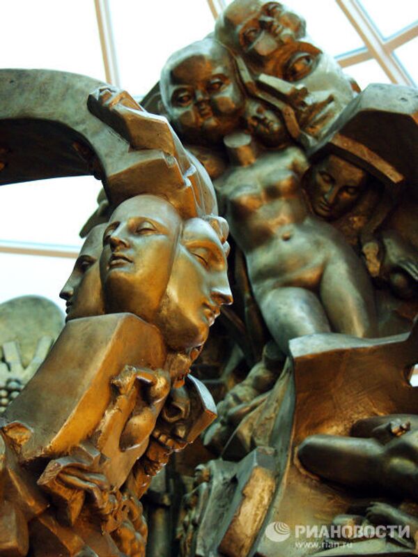 Скульптура Древо Жизни в вестибюле моста Багратион