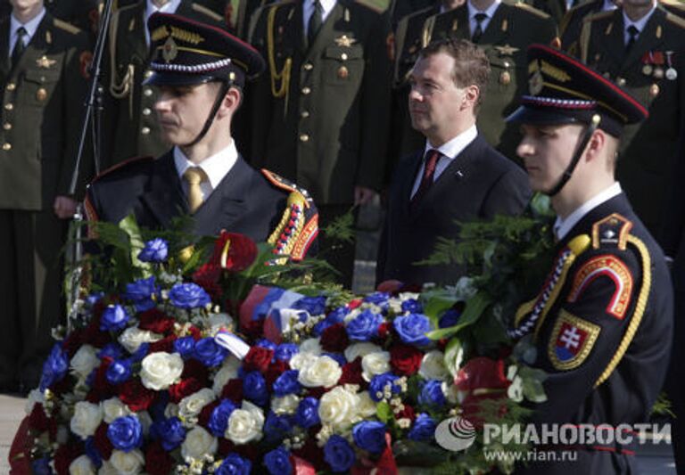 Президент РФ Д.Медведев и президент Словакии И.Гашпарович у мемориала советским воинам-освободителям в Братиславе