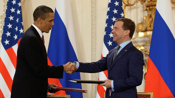 Дмитрий Медведев и Барак Обама во время подписания нового договора по СНВ. Архив