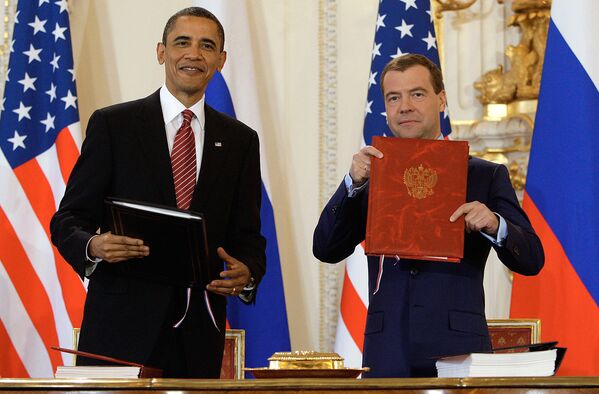 Дмитрий Медведев и Барак Обама подписали новый договор по СНВ фото