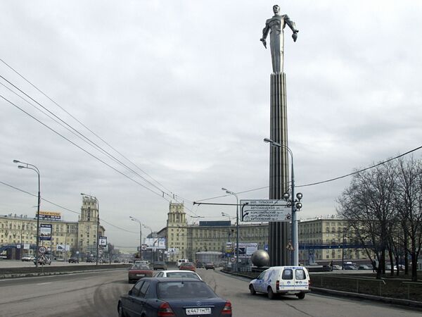 Памятник первому в мире лётчику-космонавту Юрию Гагарину в Москве на площади, носящей его имя