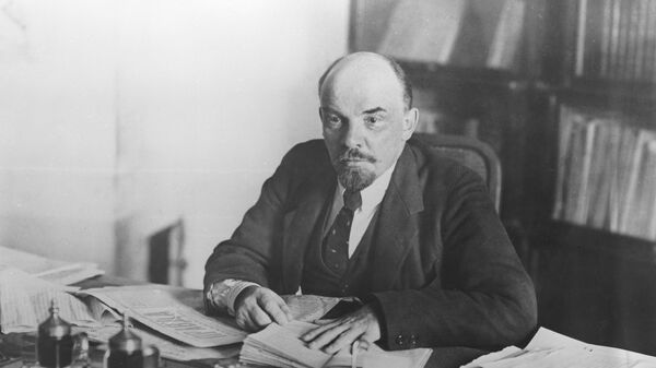 Владимир Ильич Ленин в рабочем кабинете в Кремле, 1918 год