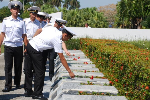 Экипаж Крузенштерна возлагает цветы к могилам советских воинов-интернационалистов