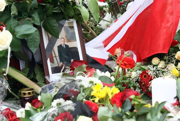 Портрет Леха Качиньского в цветах возле президентского дворца в Варшаве