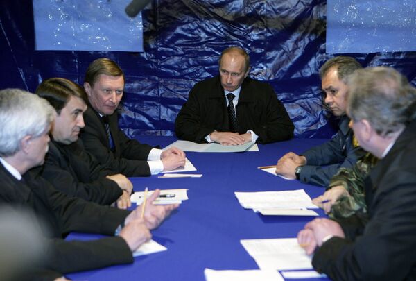 Премьер-министр РФ Владимир Путин провел совещание на аэродроме под Смоленском