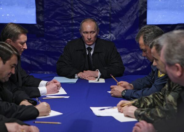 Премьер-министр РФ Владимир Путин провел совещание на аэродроме под Смоленском