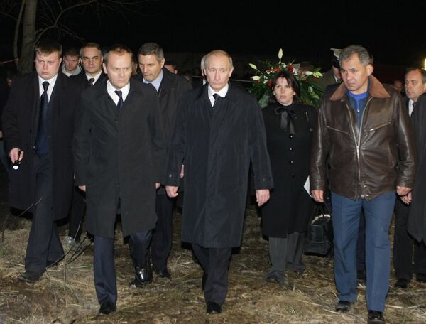 Премьер-министры РФ и Польши В. Путин и Д. Туск посетили место крушения польского самолета Ту-154