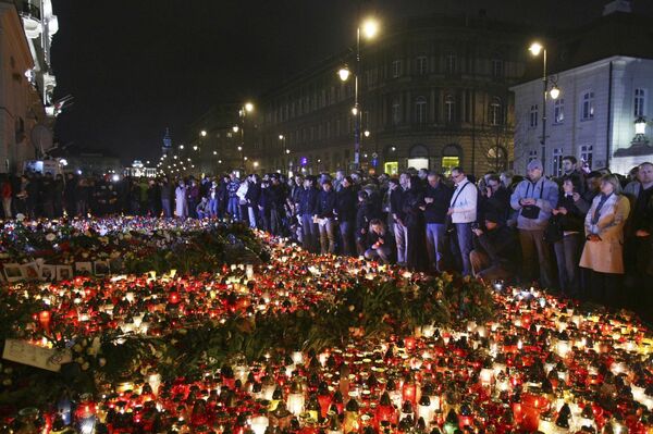 На площади перед президентским дворцом в Варшаве, куда люди приходят почтить память своих сограждан, погибших в авиакатастрофе под Смоленском