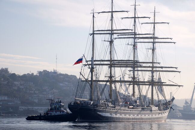 Российский барк Крузенштерн в порту Гаваны