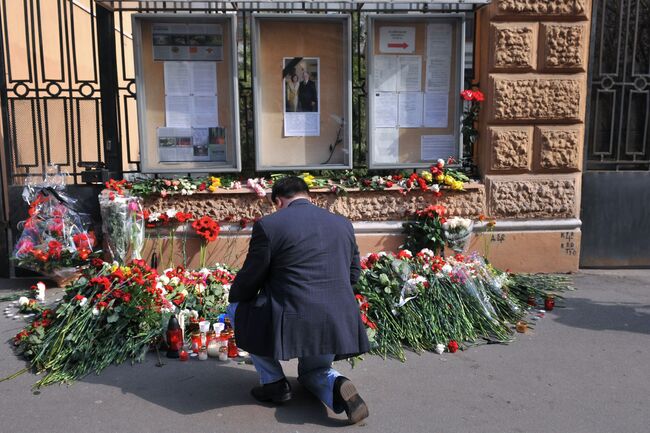 Соболезнования россиян у посольства Польши в Санкт-Петербурге. Архив