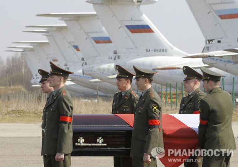 Тело президента Польши Леха Качиньского, погибшего в результате авиакатастрофы в Смоленской области, отправлено в Варшаву