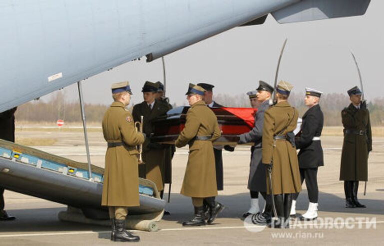 Тело президента Польши Леха Качиньского, погибшего в результате авиакатастрофы в Смоленской области, отправлено в Варшаву