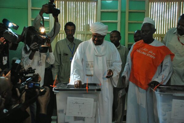Президент Судана Омар аль-Башир голосует на всеобщих выборах в Судане