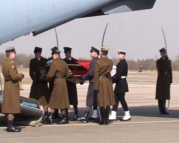Тело Леха Качиньского с почестями отправили в Варшаву    