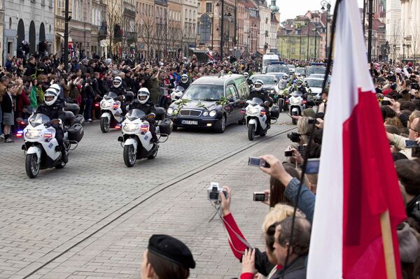 Траурный кортеж с гробом погибшего в авиакатастрофе президента Польши Леха Качиньского в Варшаве