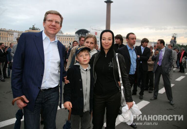 Гости перед концертом на Дворцовой площади в Санкт-Петербурге