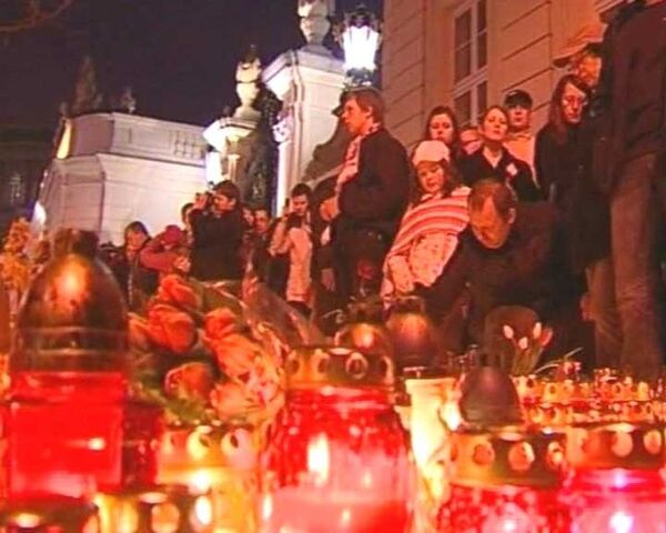 Поляки зажигают свечи и несут цветы в память о погибших под Смоленском