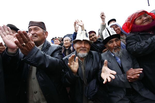 Митинг сторонников президента Киргизии Курманбека Бакиева