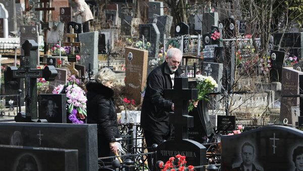 Москвичи на Митинском кладбище