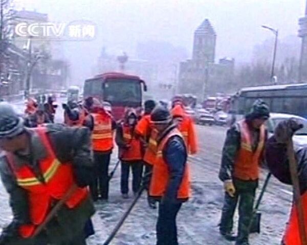 Сильный снегопад в северном  Китае парализовал транспортные пути  