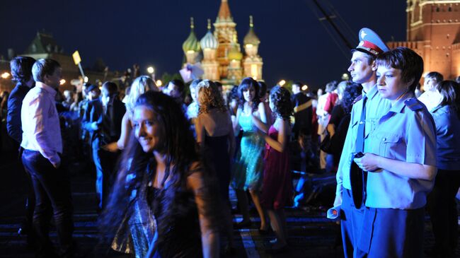 Выпускники московских школ на Красной площади. Архив Выпускники московских школ на Красной площади. Архив