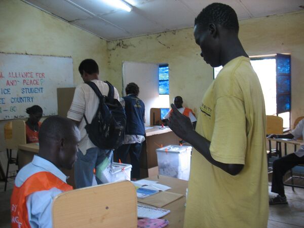 Избиратели голосуют на выборах  на юге Судана