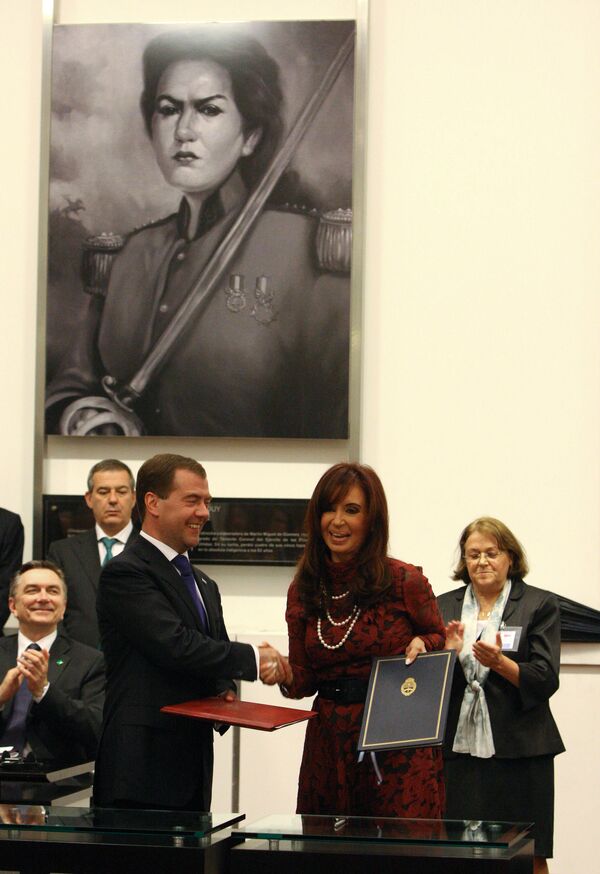 Президент России Д.Медведев на церемонии подписания совместных документов с президентом Аргентины К.Ф. де Киршнер