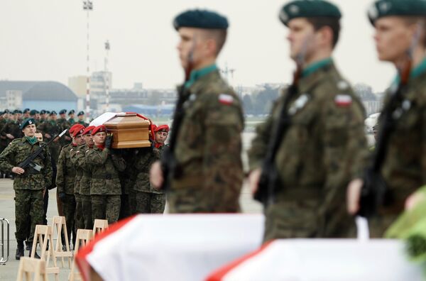Тела погибших в результате катастрофы под Смоленском в аэропорту Варшавы
