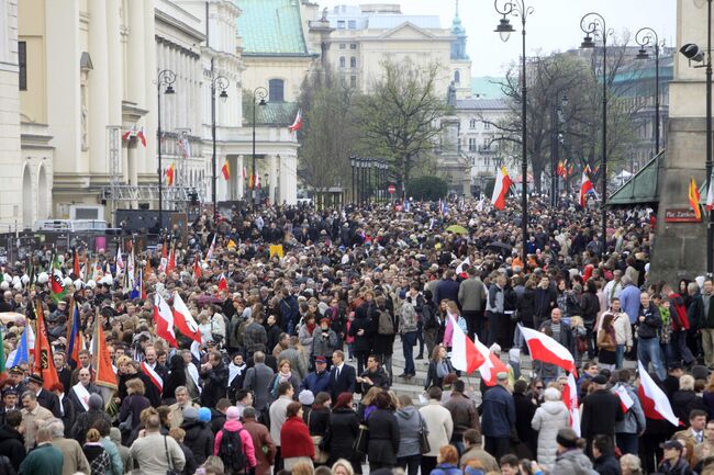 Люди возле президентского дворца в Варшаве