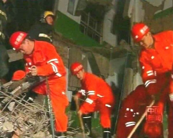 Китайские спасатели всю ночь извлекали людей из-под обломков