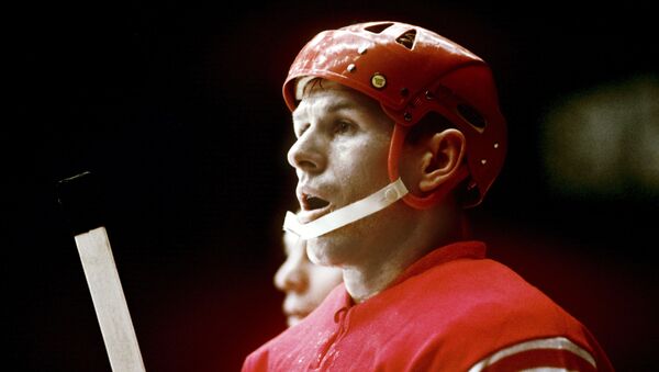 Нападающий сборной СССР по хоккею Вячеслав Старшинов. Архивное фото