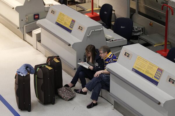 Пассажиры, ожидающие вылета из аэропорта Манчестера