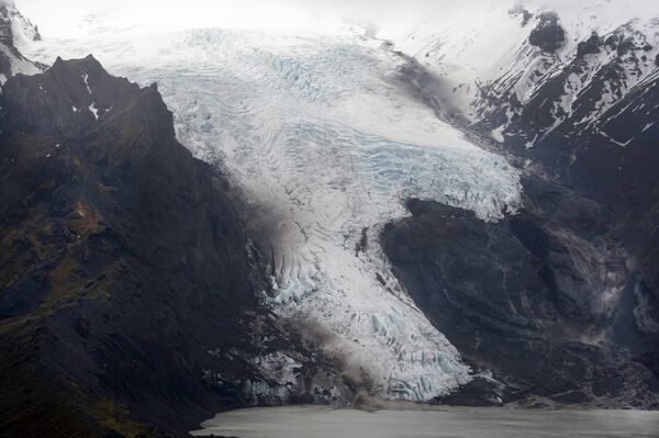 Извержения вулкана, расположенного на леднике Эйяфьяллайекюль (Eyjafjallajokull)