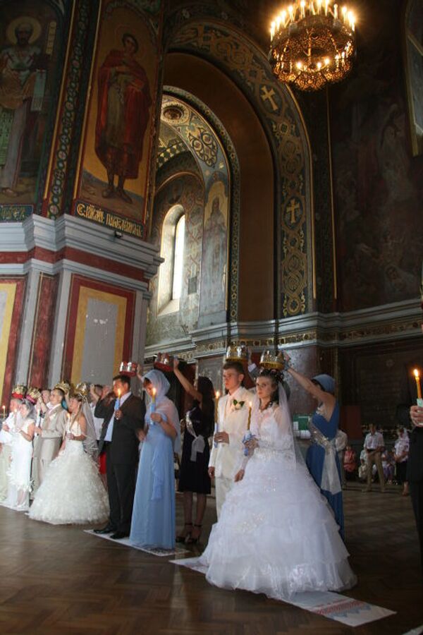Прекрасные 5 пар в великолепном Соборе города Новочеркасска