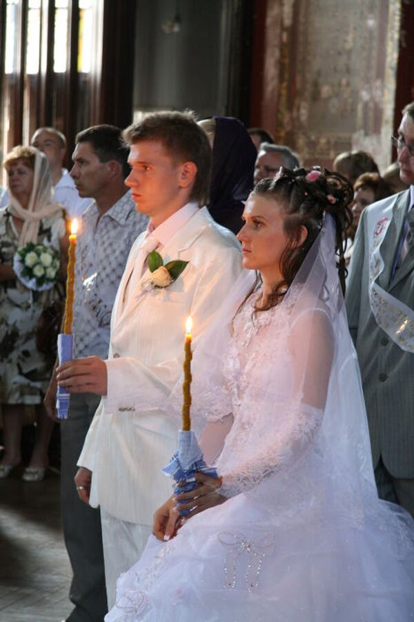 Начало венчания нескольких пар в Новочеркасском Вознесенском Войсковом кафедральном Соборе