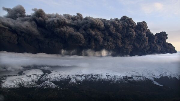 Облако вулканического пепела над извергающимся вулканом в Исландии