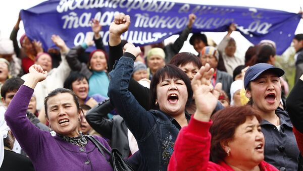 Жители Киргизии на митинге. Архив