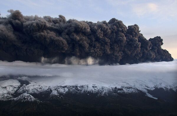 Извержения вулкана, расположенного на леднике Эйяфьяллайекюль (Eyjafjallajokull)