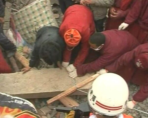 Тибетские монахи вручную разбирают завалы после землетрясения в Китае