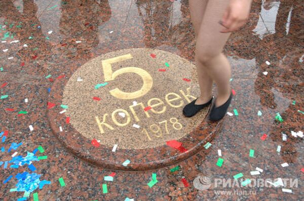 Памятник студенческим приметам открыли в столице в День российской молодежи