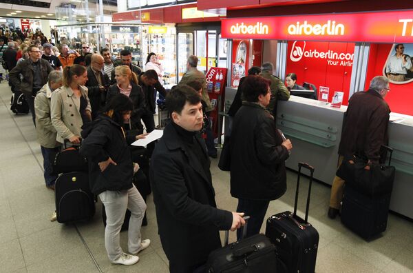 Пассажиры в аэропорту Тегель в Берлине