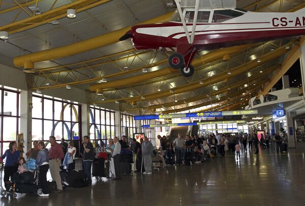 Пассажиры в аэропорту Фару в Португалии